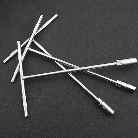 Clé de type T avec clé à douille de roue à poignée plongée